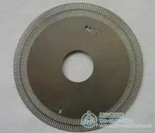 图为光电编码器的码盘实物照片 图为光电编码器的码盘实物照片