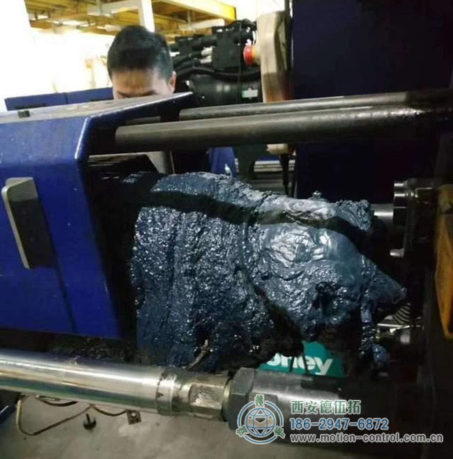 图为某注塑机因编码器故障的维修现场照片 图为某注塑机因编码器故障的维修现场照片