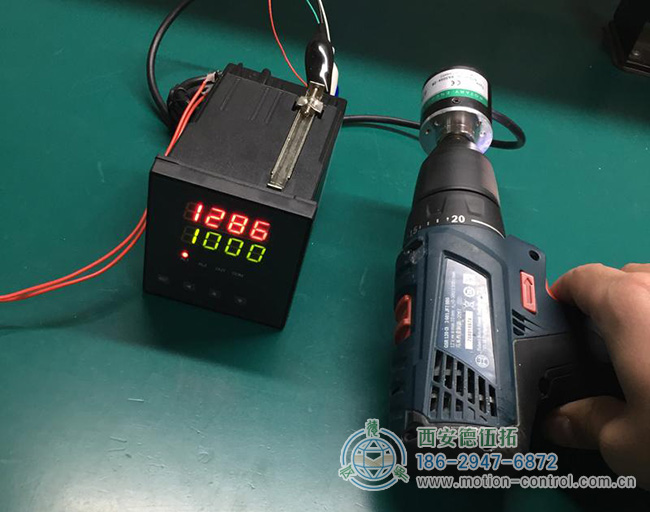 图为用户拿增量编码器测试电钻的转速 图为用户拿增量编码器测试电钻的转速