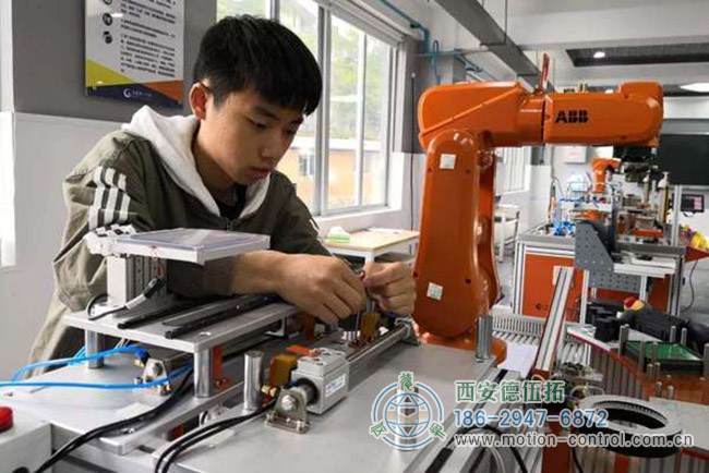 图为某学生在学习工业机器人操作的照片 图为某学生在学习工业机器人操作的照片