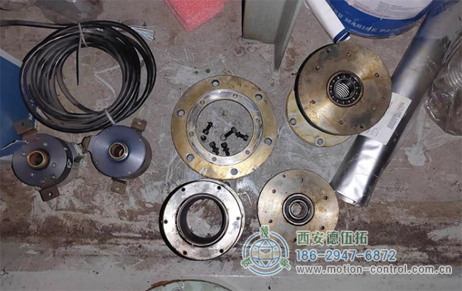 图为拆检船舶编码器的照片 图为拆检船舶编码器的照片