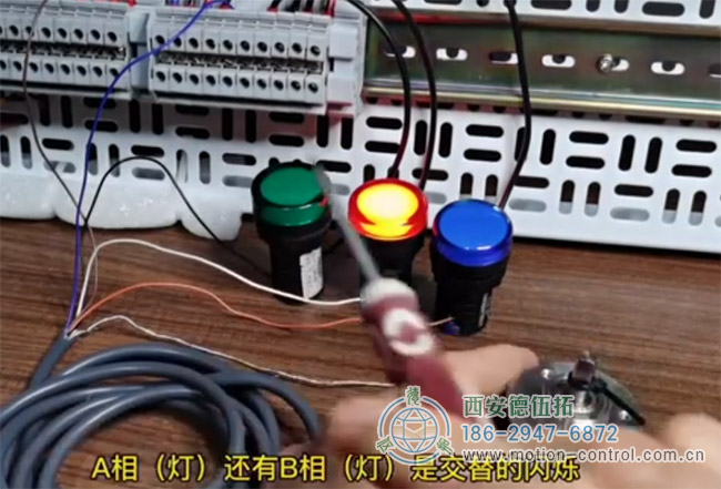 图为老师用指示灯来检测增量编码器接线的效果