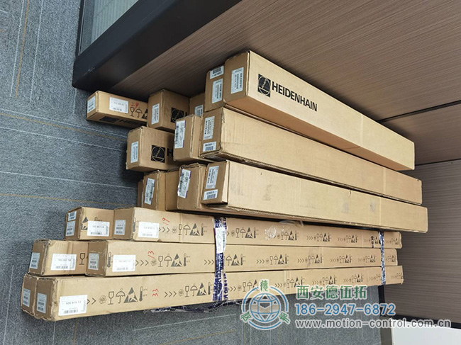 图为准备发货的HEIDENHAIN海德汉光栅尺现货照片